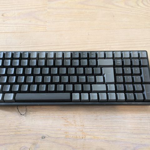 Strøkent Keychron K4 mekanisk tastatur