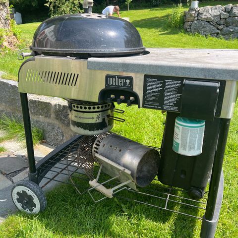 Godt brukt Weber kulegrill med gass-start