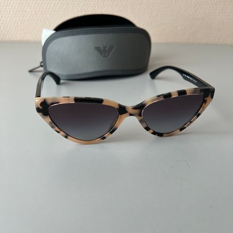 Solbrille dame Emporio Armani EA 4136