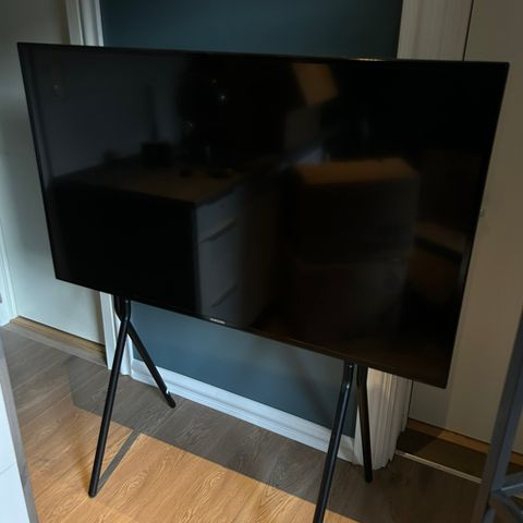 SAMSUNG 55" TV + STATIV + VEGGFESTE + CHROMECAST