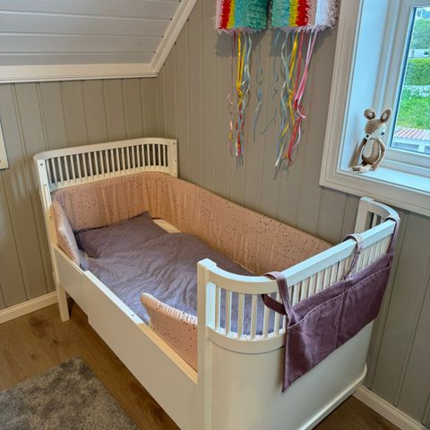 Sebra baby og barne seng inkl. madrass og uroholder