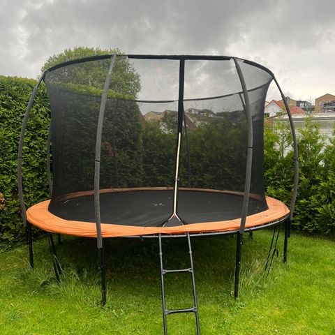 Pent brukt trampoline