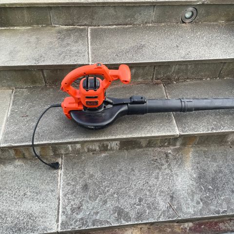 Black & Decker løvblåser selges.