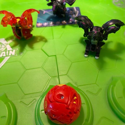 Bakugan brett med 4 bakuganer og kort