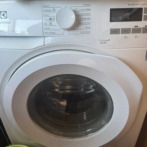hvit fint vaskemaskin fungerer som helt nye