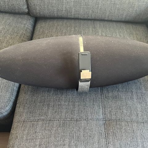 2 Bowers & wilkins Zeppelin delehøyttalere selges