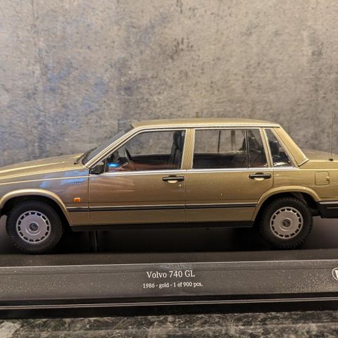 Volvo 740 GL - 1986 modell - Beige Metallic lakk - Minichamps - Limited - 1:18