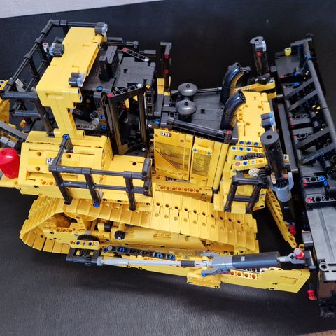 Lego tehcnic bulldozer. Følger med lys til den, er ikke montert