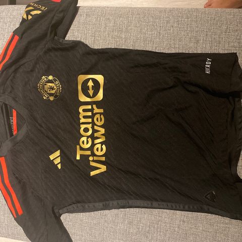 Manchester United drakt strl medium, ikke brukt. Mainoo bakpå