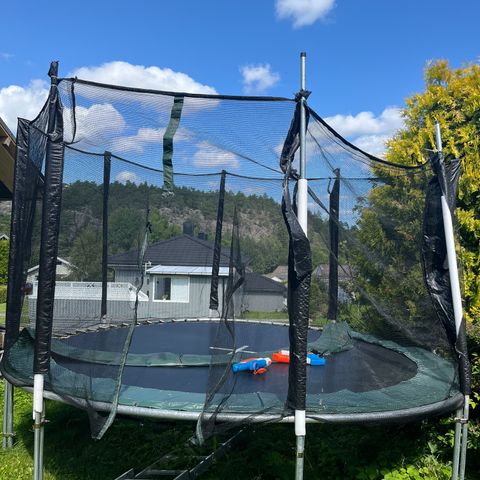 Stor trampoline gis bort - fin matte - ødelagt netting