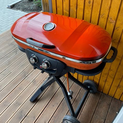 (RESERVERT UT LØRDAG) GASSGRILL MED STATIV/HJUL