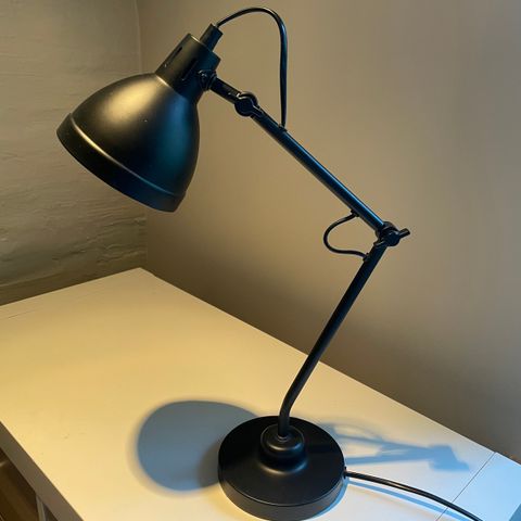 Bordlampe Svart, nesten ikke brukt.