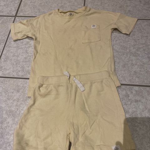 T-skjorte og shorts/ sett fra Gullkorn Design str 98/104