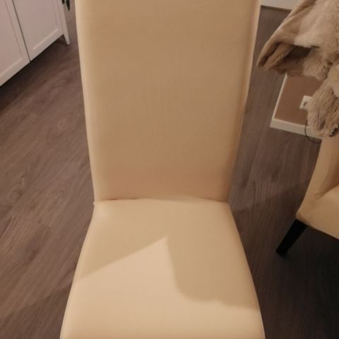 Stol trekk 6 stk i en lys beige med en varm gul farge, kr 250