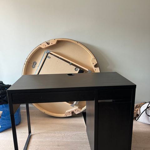 Sort skrivebord fra IKEA + stol om ønskelig