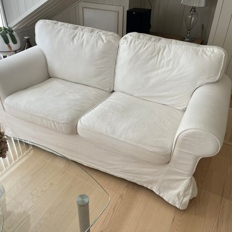 Ektorp 2-seter sofa fra Ikea.