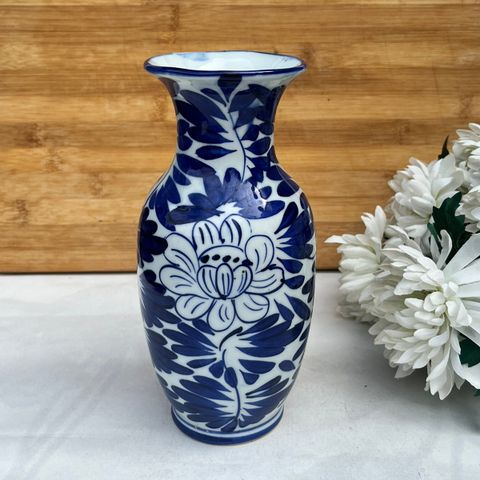 Vase med pent blått mønster