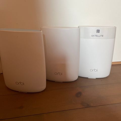 NETGEAR Orbi Router med to sattelitter