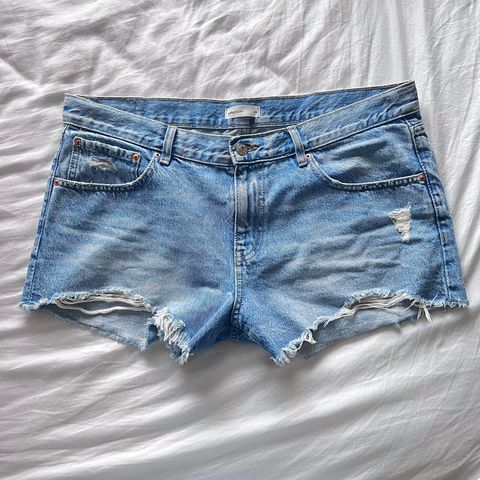 Nye, ripped jean shorts, str. 2XL (les beskrivelsen)