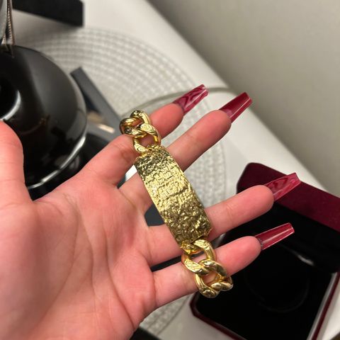 Armbånd laget av 14 karat gull.