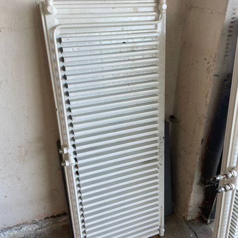 Radiator for vannbåren varme selges billig.