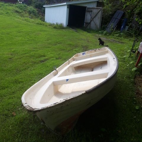 Askeladden robåt 14 fot gies bort mot henting på Gumøy, Kragerø Skjærgård.