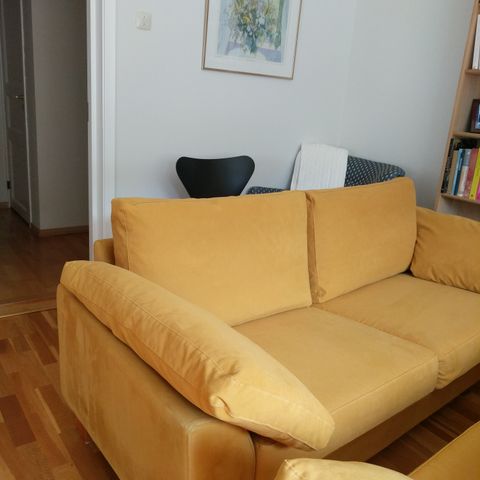 To gule/okergule sofa. Dansk design.