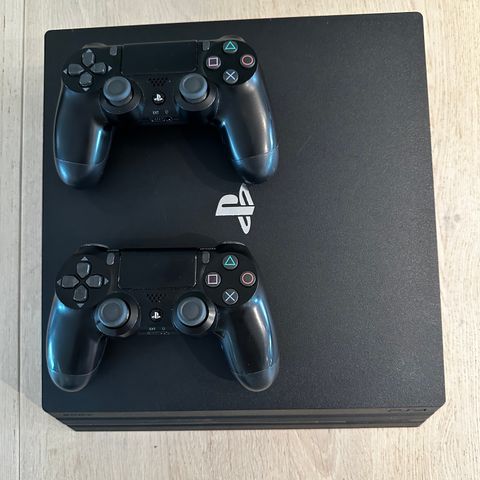 PlayStation 4 PRO m/15 spill