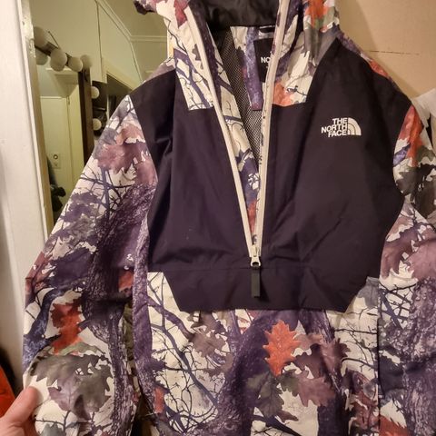 North Face vindjakke.  Dame S. Høst mønster. 750 kr. Ny.