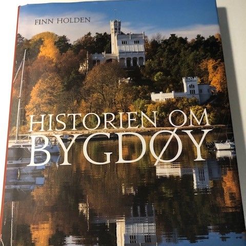 Finn Holden. HISTORIEN OM BYGDØY. Dreyers forlag, 2016, 190 sider.