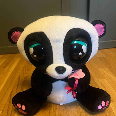 Nydelig panda som blinker og lager lyd