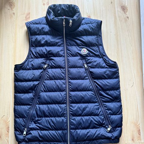 Moncler vest størrelse 3