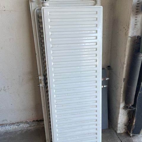 Radiator for vannbåren varme selges billig.