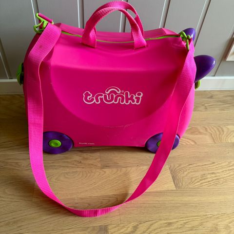 Rosa Trunki koffert selges