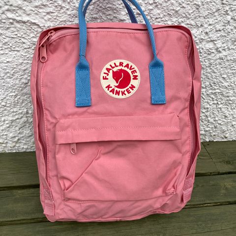 Fjällräven Kånken, rosa med mellomblå reimer.