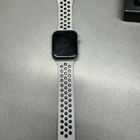 Grei Apple Watch 4 Nike