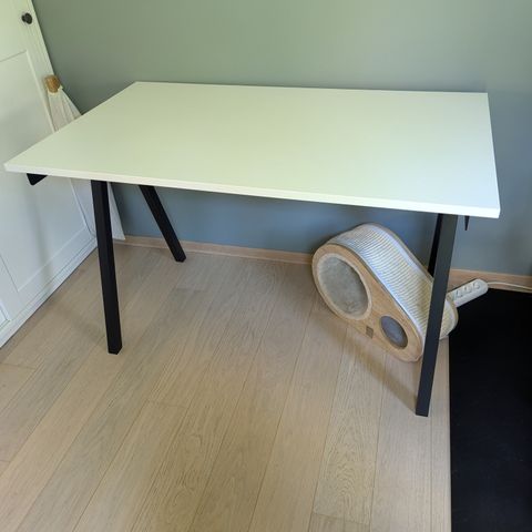 IKEA Skrivebord gis bort mot rask henting