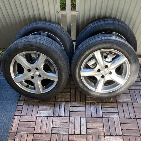 Sommer dekk med felger. 195/55 R15.  2500kr.