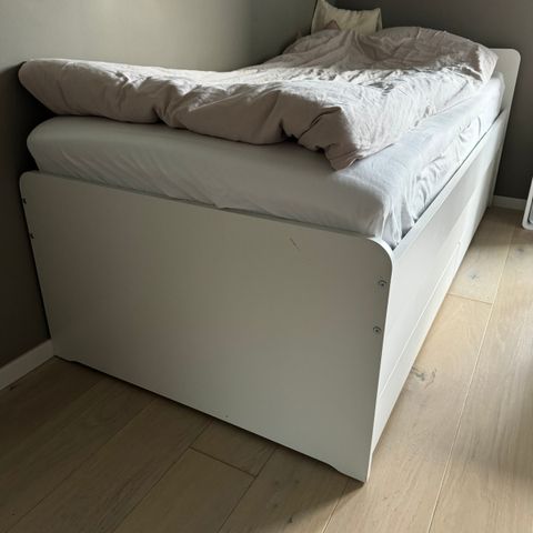 Släkt seng med underseng og madrasser