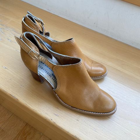En fiks. sko for  sommer/høst. Ekte LÆR/skinn. Kvalitet:Merke Basilius, Portugal
