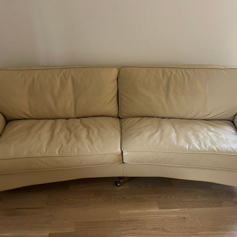 Sofa i lyst skinn