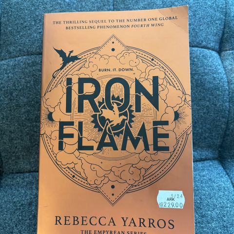 Iron Flame - Engelsk pocket utgave - av Rebecca Yarros