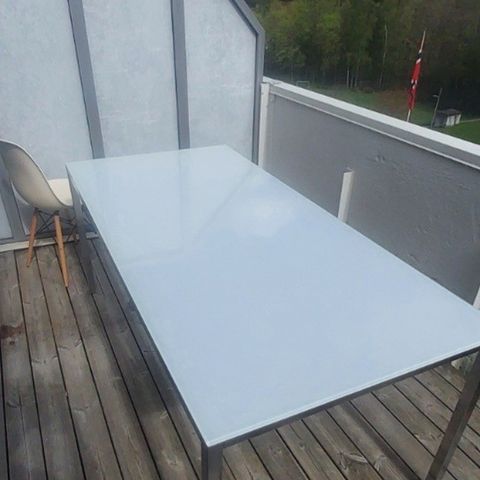 Spisebord i aluminium og herdet glass med plass til 6-8