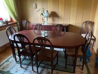 Vintage spisebord med 8 stoler og skjenk i mørkebrunt tre