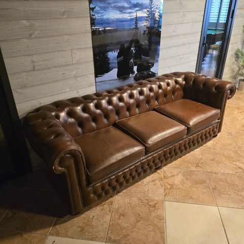 Pen Chesterfield 3 seter sofa selges