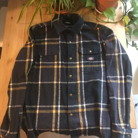 Dickies flanell i størrelse medium