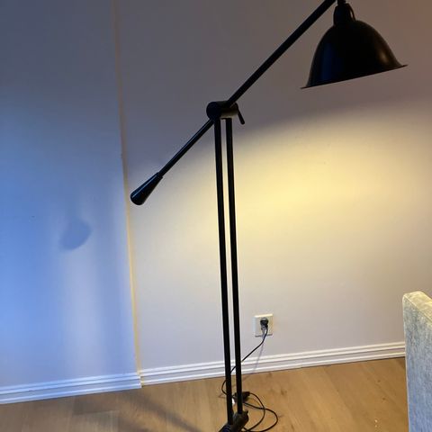 Gulvlampe i svært metal