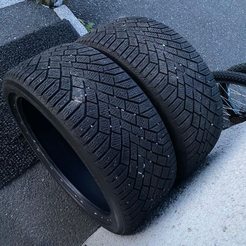 2stk lite brukt 225/40 R18 Continental piggfri vinterdekk