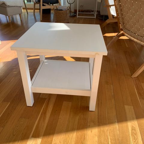 Hvit Hemnesbord  fra IKEA 55cm x 55 cm, selges for 350kr.