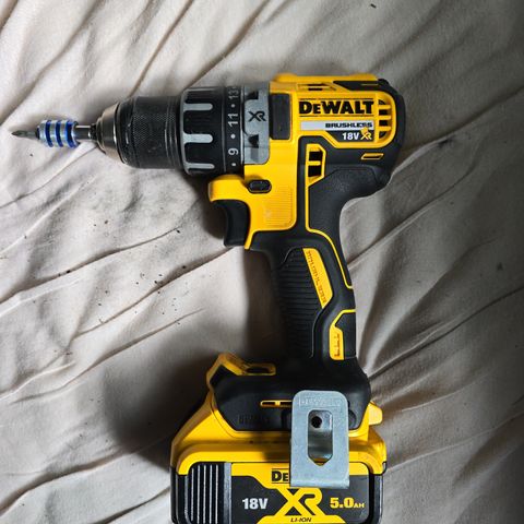 Selger en Dewalt dcd791 drill med 18v 5.0ah